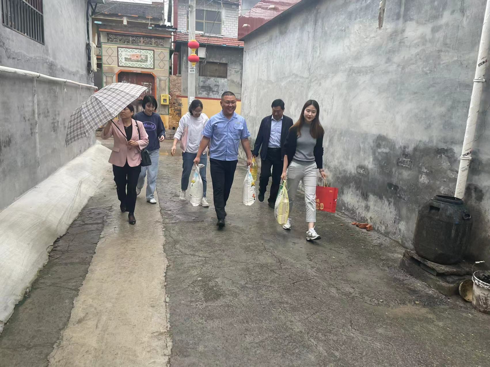 慶雙節(jié)不忘困難職工、送糧油傳遞支部關(guān)愛